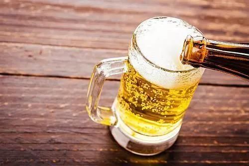 小白鞋发黄发旧难洗白?教你3个小绝技,洗完晾