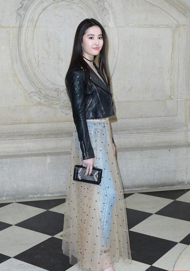 关晓彤薄纱裙配打底裤真没什么,景甜刘亦菲这