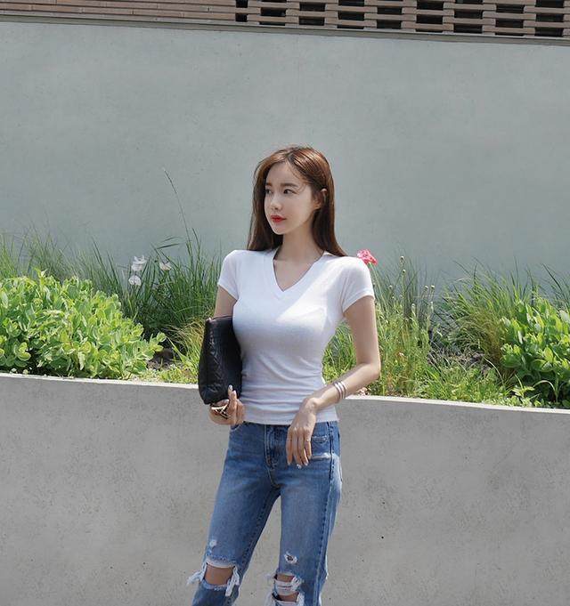 街拍紧身牛仔裤,打造撩人大长腿,娇媚又有女人