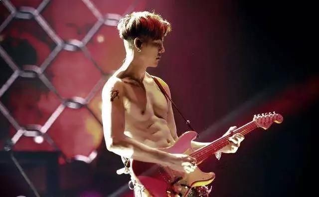 舔屏好身材,腰窝、腹肌、大长腿,就问你撩不撩