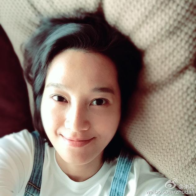 朱丹晒卧床素颜照 皮肤吹弹可破气色好