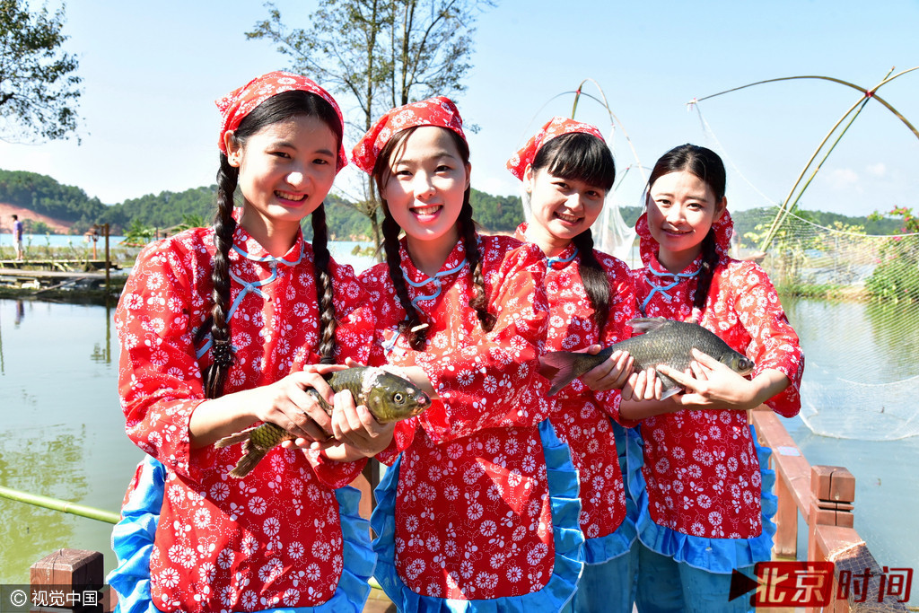 姑娘们抓起江里的鱼儿。