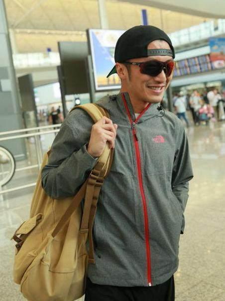 华晨宇谢霆锋霍建华好邋遢,金晨迷之尴尬,在机