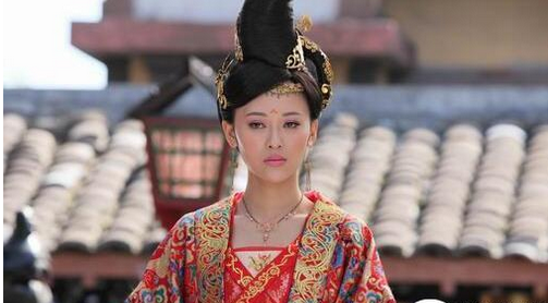 闻听变乱,李显,韦氏与安乐都吓得抖成一团,上官婉儿却非常沉着应变