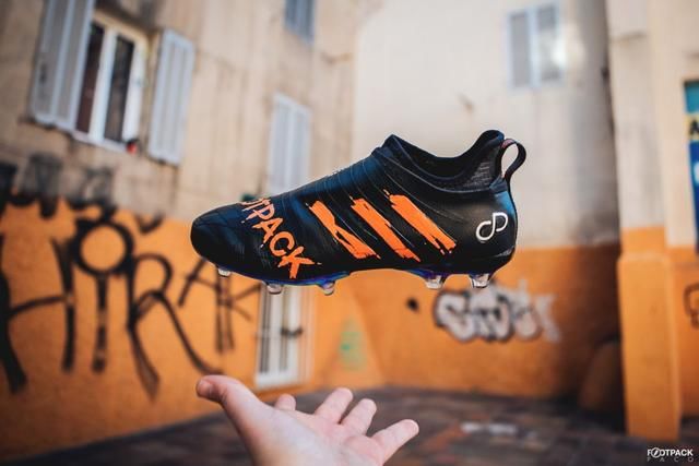 这双阿迪达斯定制款足球鞋可不是你想买就能买