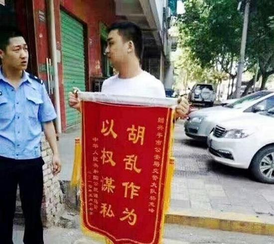 男子送交警 男子送交警