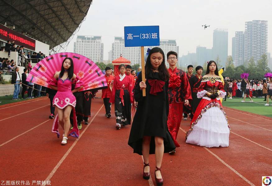 据悉，这是该校一年一度的体育嘉年华暨第68届学生运动会。首先进行了是入场式，100多个方阵走过主席台接受校领导和众师生的检阅。图为一个班级扮演迎亲队入场。