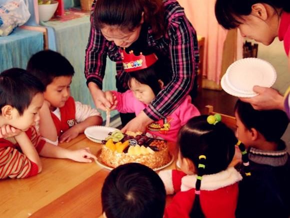 好心去幼儿园分享的蛋糕,被女儿哭着拎回家,老