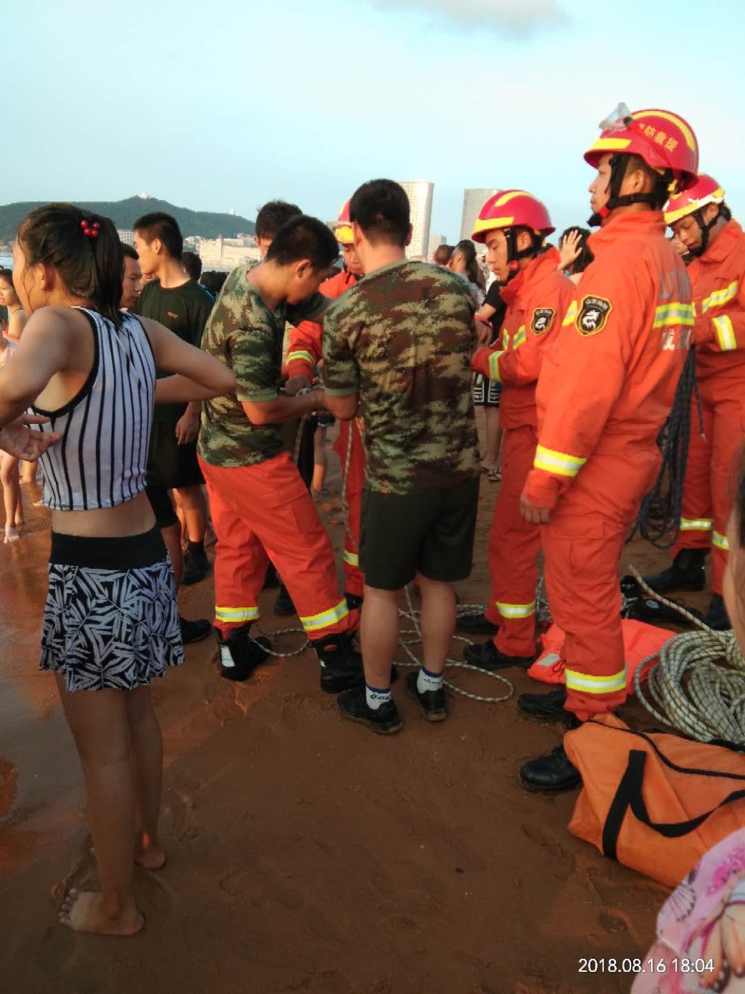 威海发生游客溺水事件 消防官兵出警救人敲响