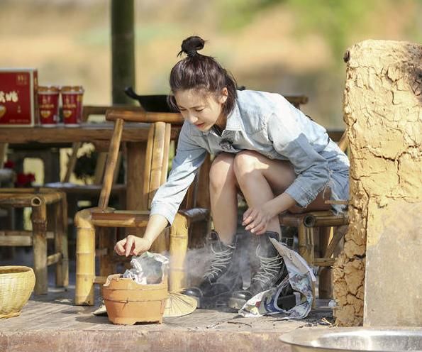 参加《向往的生活》的女星,佟丽娅勤劳,戚薇精