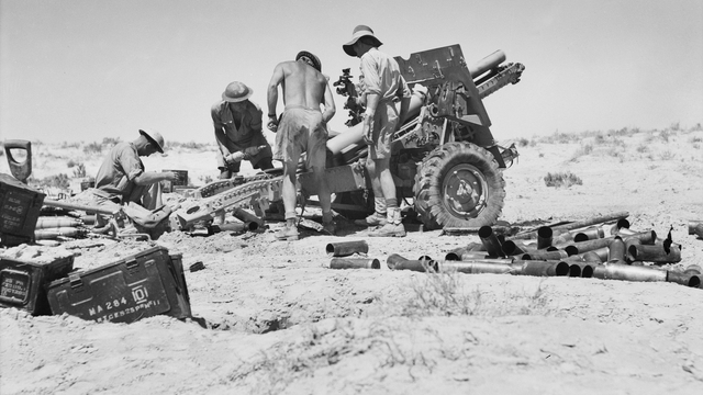 二战时的澳大利亚炮兵部队,弹壳堆积如山 二战时的澳大利亚炮兵部队,弹壳堆积如山