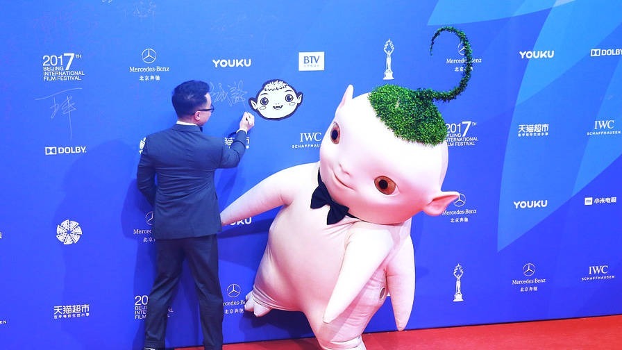 第7届北京电影节开幕式红毯：刘亦菲穿深V裙仙气十足