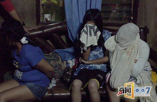 图为被警方逮捕的雏妓。