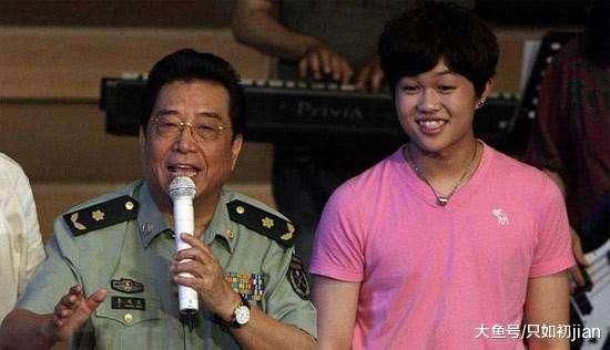 网友爆料李天一出狱,李双江夫妻满脸笑容,网友