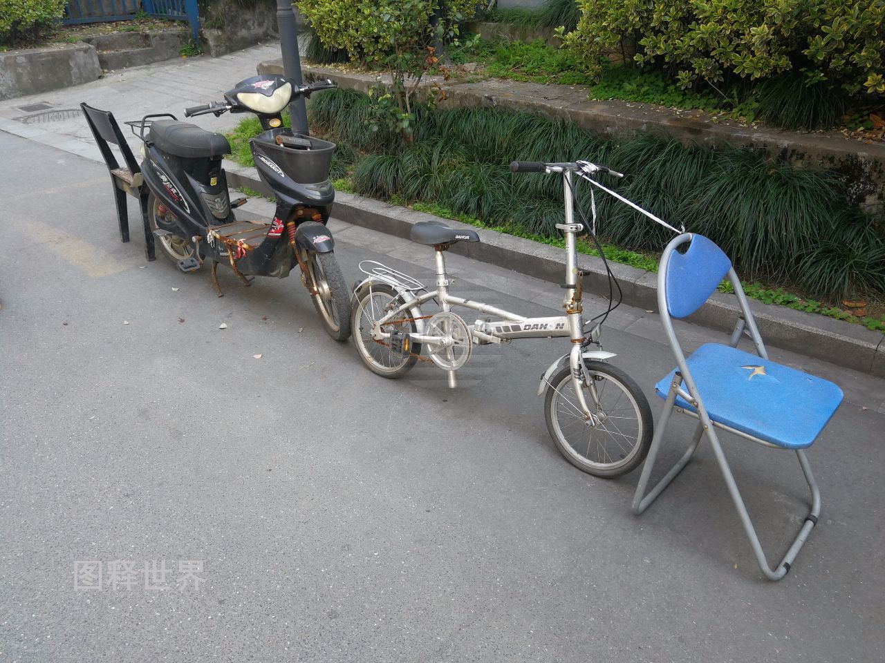 杭州大妈奇葩物具强占停车位 纸牌写请不要收