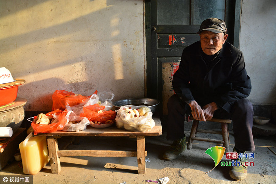 农村孤寡老人晒年货 每人花费不超200元