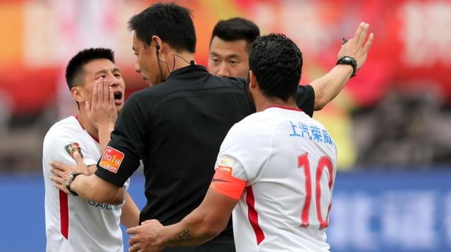 上港首场中超失利,裁判员的判罚有什么错呢?武