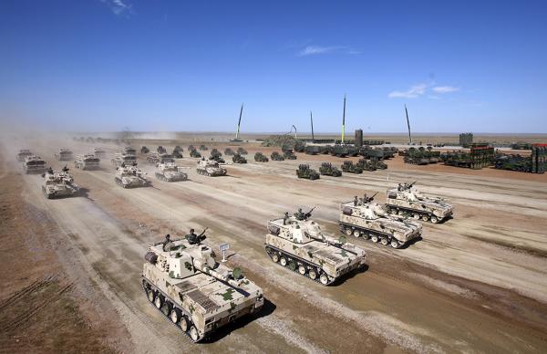 7月30日,庆祝中国人民解放军建军90周年阅兵在朱日和训练基地举行.