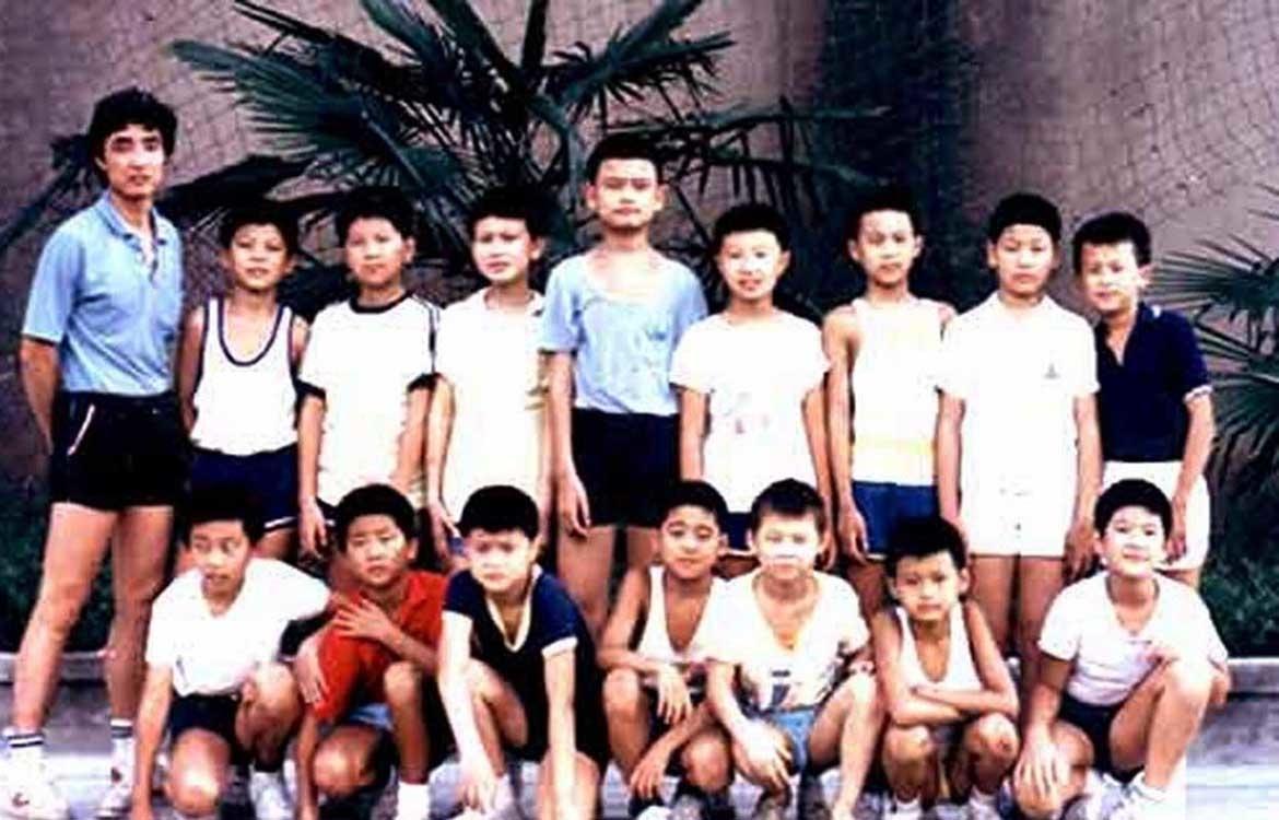 不过，“小巨人”9岁就已经进入青年体校，接受正规的篮球训练了，在这一点上13岁才开始接受专业篮球训练的刘泽文比姚明晚了很多。