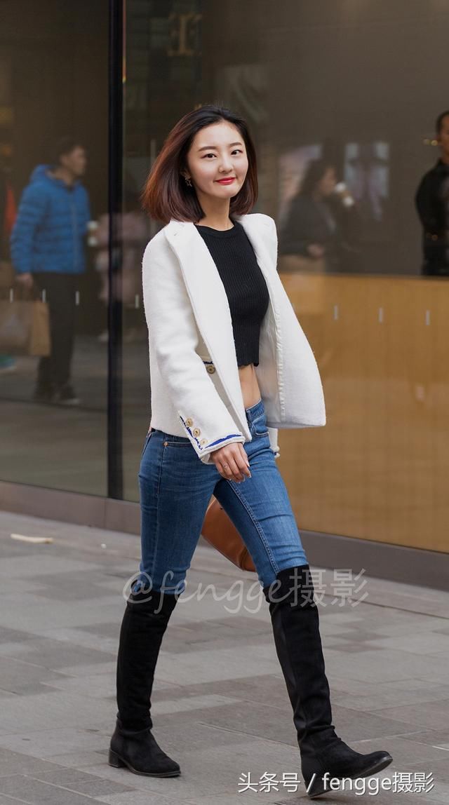 街拍:穿露脐装的美女,长相酷似林青霞