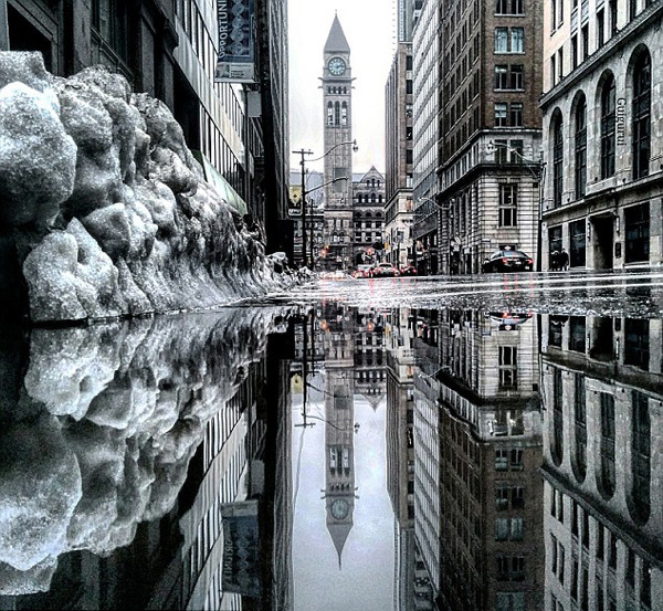 “在等待过马路时，我无意间看到地上的水洼，里面倒映着蔚蓝色的天空。一瞬间我就在想象我面前的街道倒映在水中又会是什么样子，我要发掘掩藏在水中的平行世界。”鲁伊斯说道。于是一系列“对影成双”的水面倒映图就陆续诞生了，拍摄的场景涉及多伦多老市政厅、华盛顿联合车站、海湾街、央街（Yonge Street）等地。