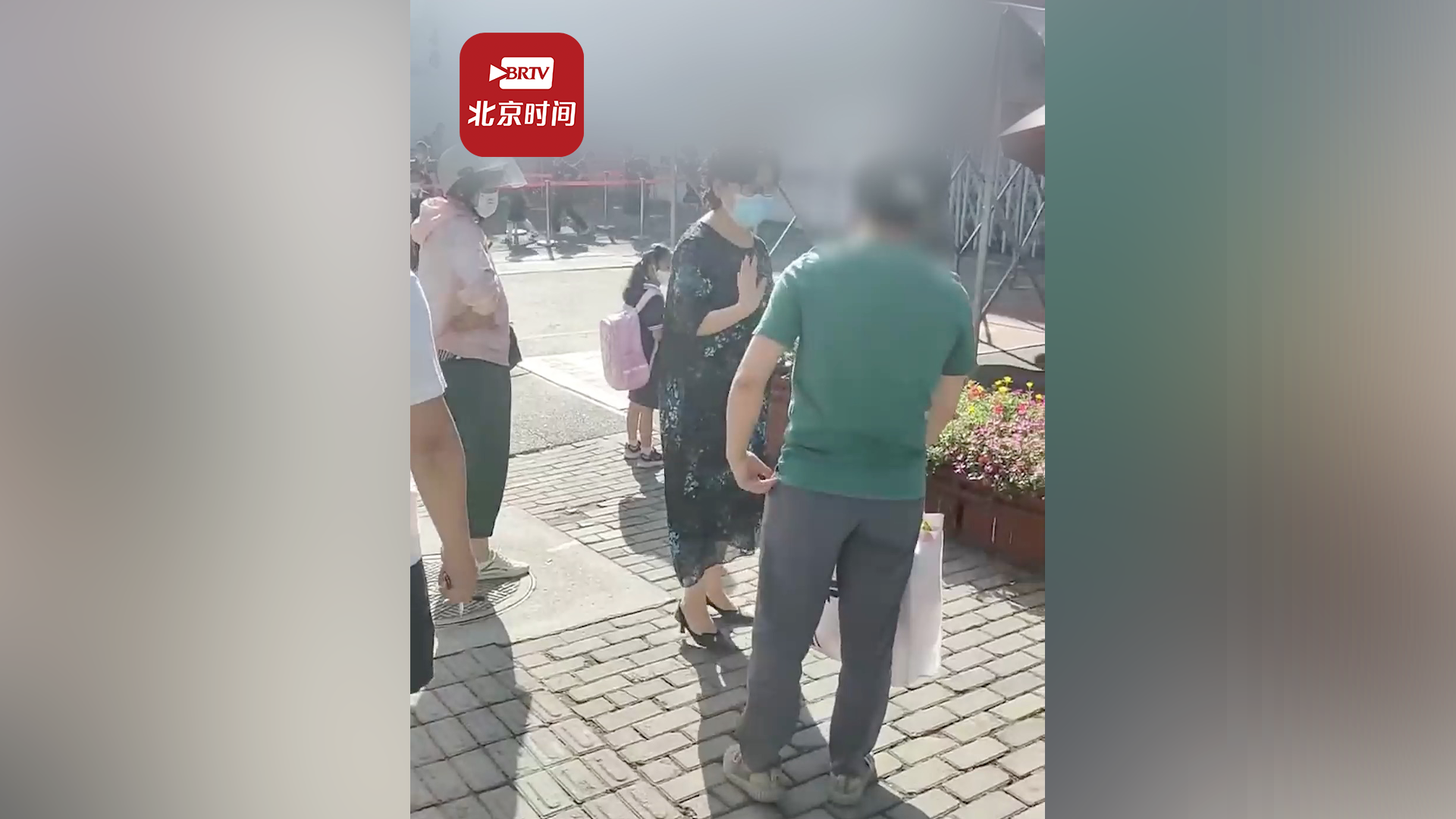 小学生带教师节礼物进校被老师劝阻 目击者：让家长把礼物带回去了