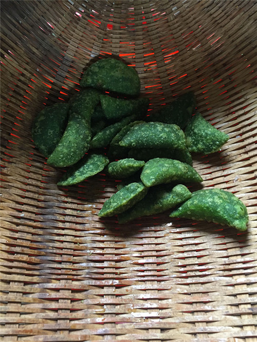 刚出锅的韭菜米果