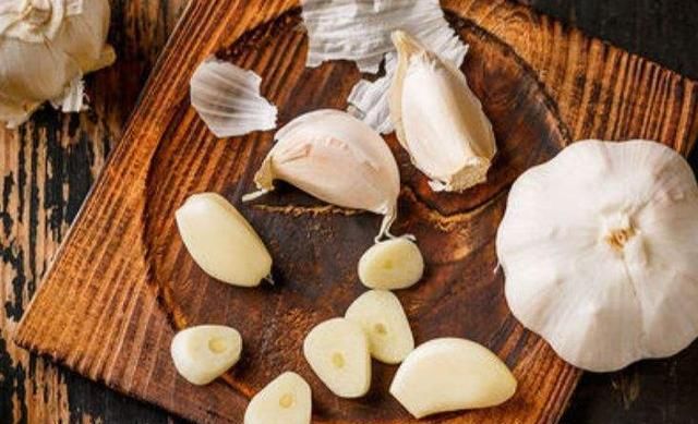 炒菜什么时候放蒜才对 很多人都做错了, 难怪炒