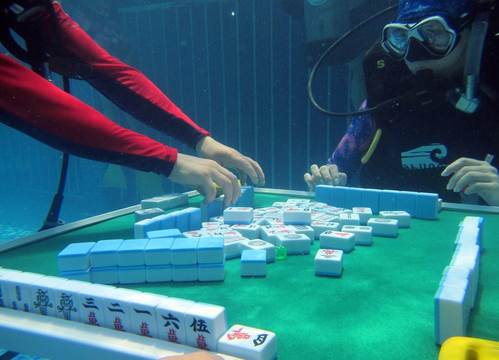 重庆人麻将玩出新高度 水下搞起了麻将赛