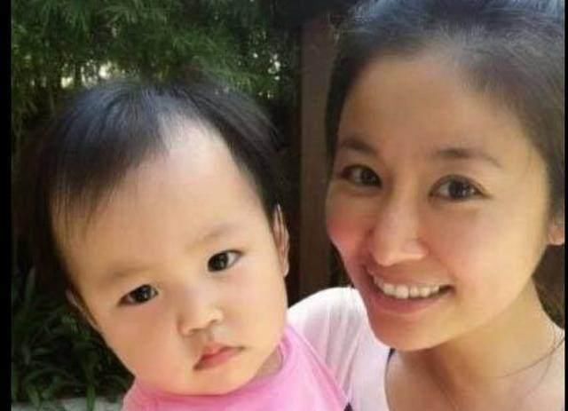林心如晒女儿的真面照,网友:女神和男神的结晶才这样?