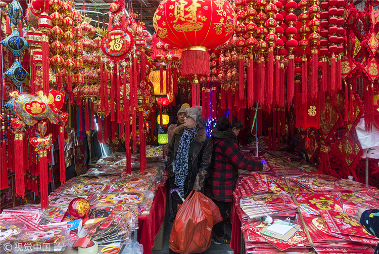 成都荷花池批发市场的商铺里挂满了对联,红灯笼,中国结等传统节日用品