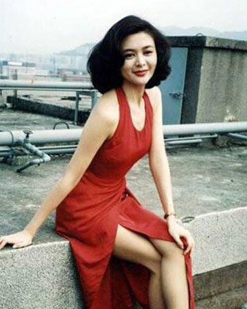 关之琳将迎56岁生日饭局不断 钟镇涛自弹自唱