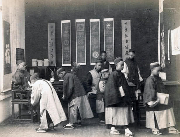 真实生动的晚清生活,三个女囚犯示众,第二张吃