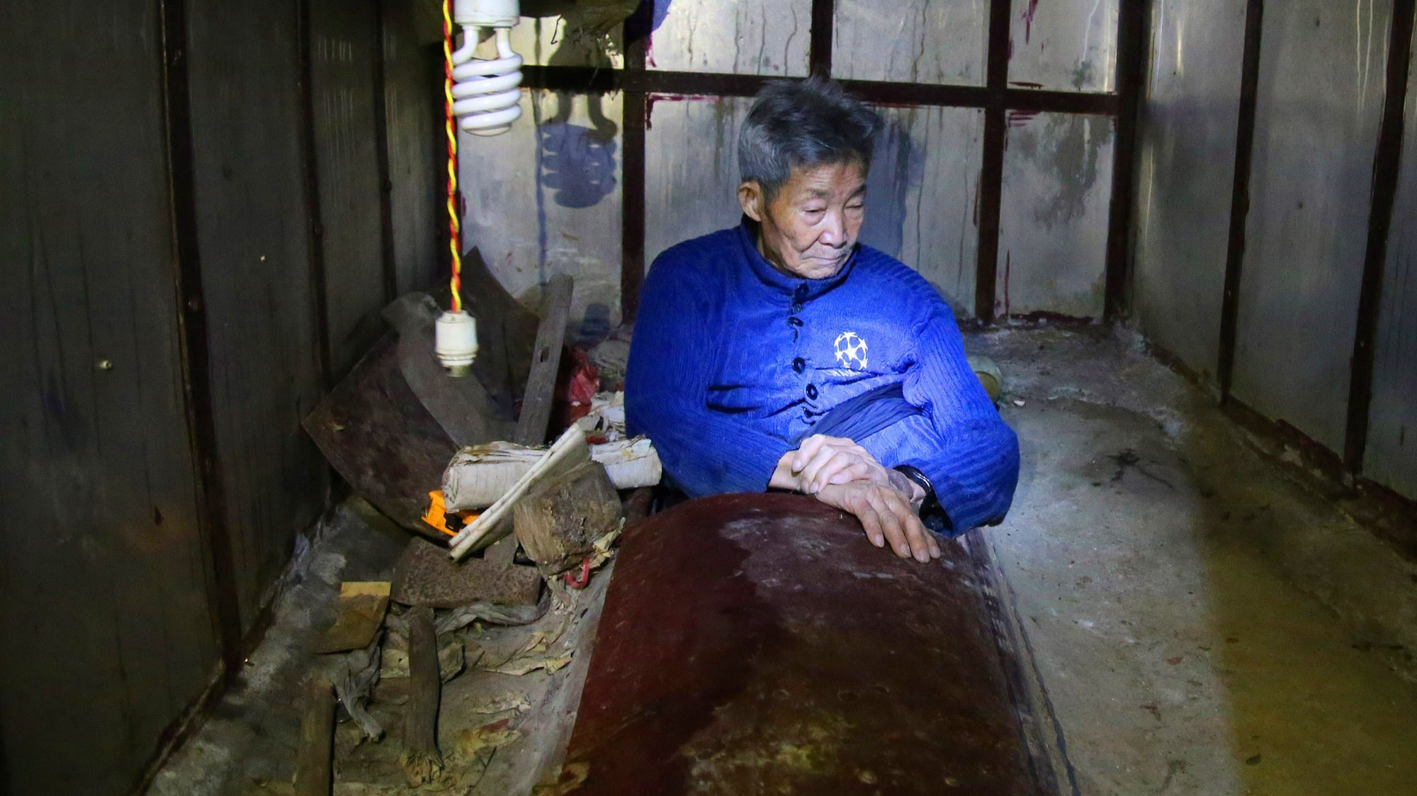 当地村民说,老人曾晚上睡在墓室内的棺材里,白天会和村民经常走动。老人说,以后他就是这样睡进棺材再盖上盖子,不会给任何人添什么麻烦。