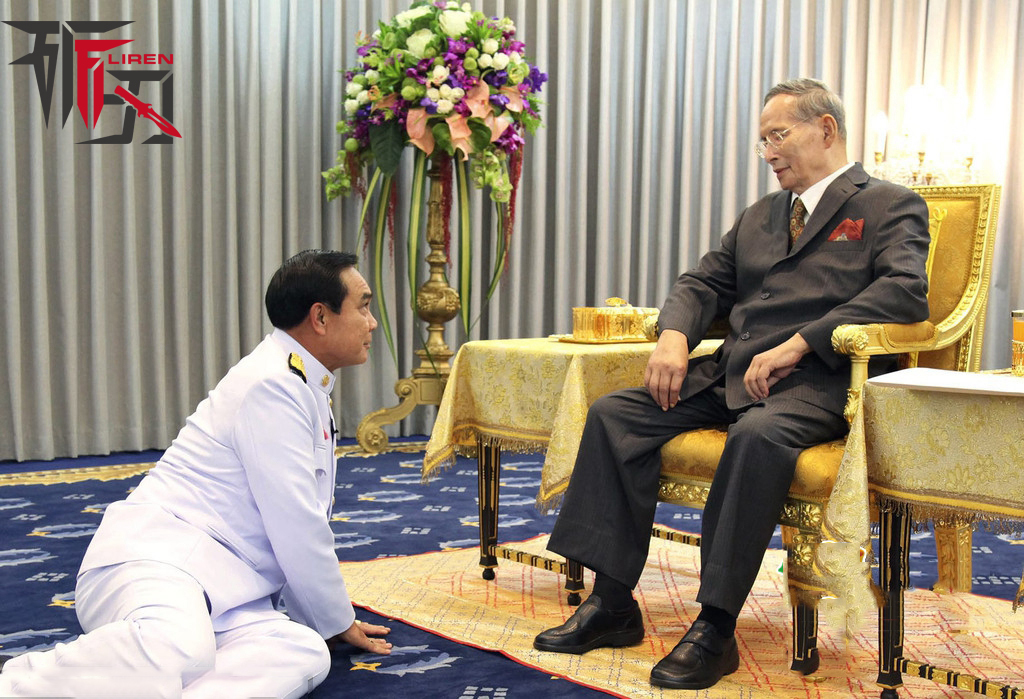 而在泰国不一样，泰国由于自古以来的君权神授和君主极权，所以普密蓬却拥有着绝对的权利，他在不同时期都始终牢牢控制着军队，泰国的最高军方负责人曾这样教导部下：军队是马儿，政府只是骑手，真正的主人是国王。所以在历届无论泰国政局是如何变化，国王普密蓬都牢牢得控制着这个国家。