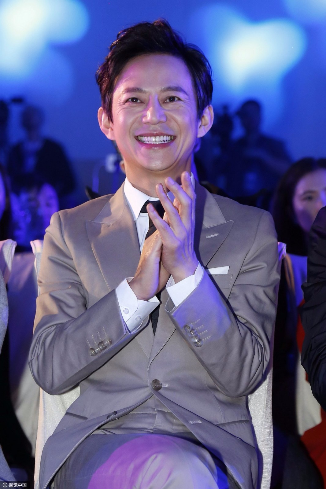 何炅爆笑表情包上线:眉飞色舞咧嘴笑露后牙槽