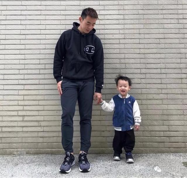 乒坛奶爸:马龙"夺"儿子初吻 江宏杰晒娃狂魔