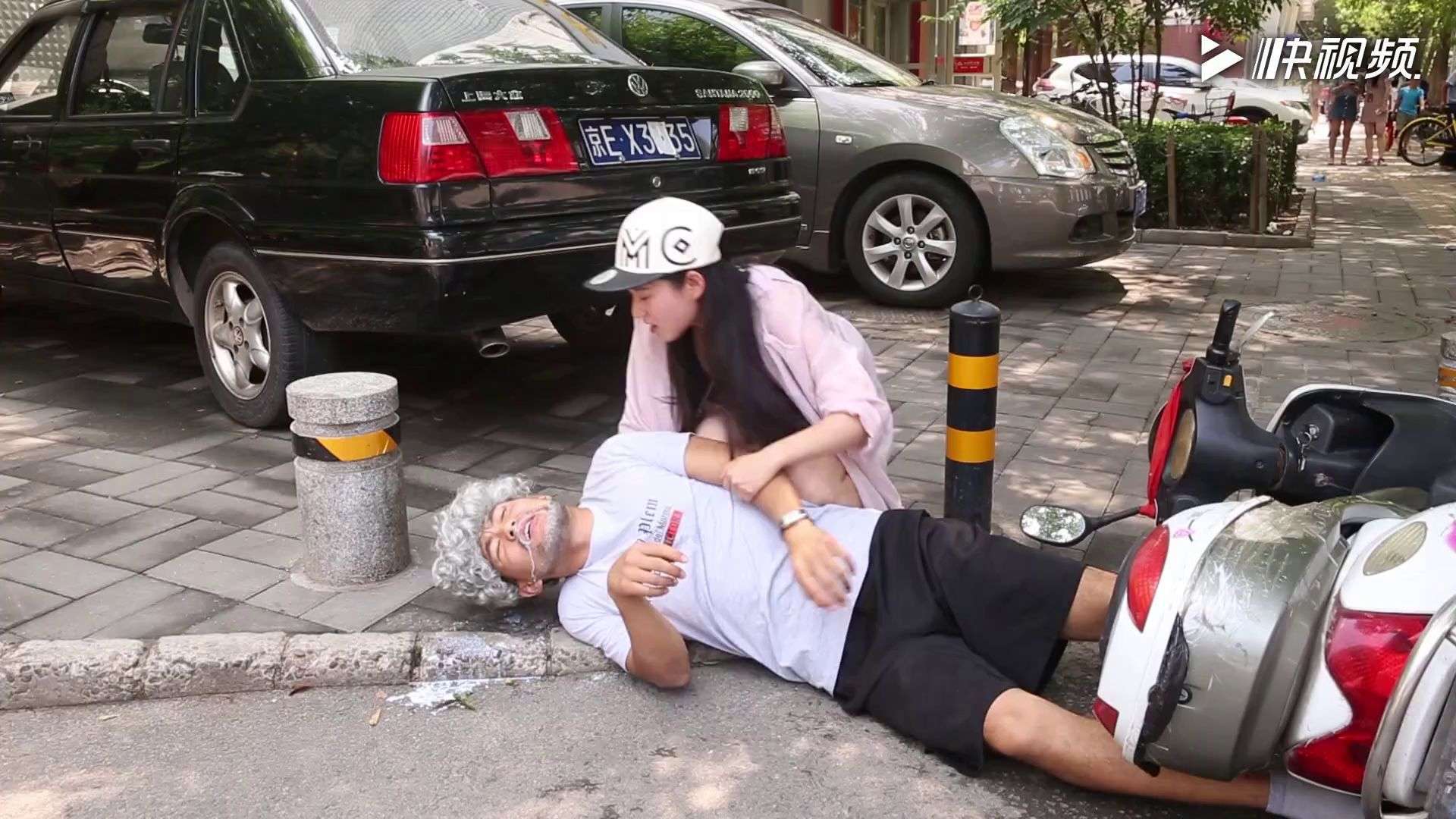 大爷碰瓷 被机智姑娘反套路