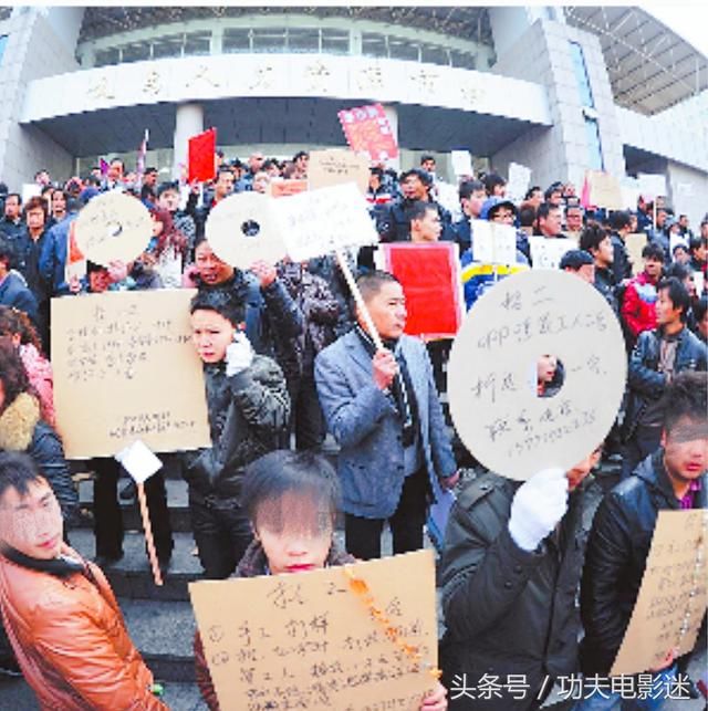 儿子赌博欠债十几万,为了还债,父亲白发染黑发