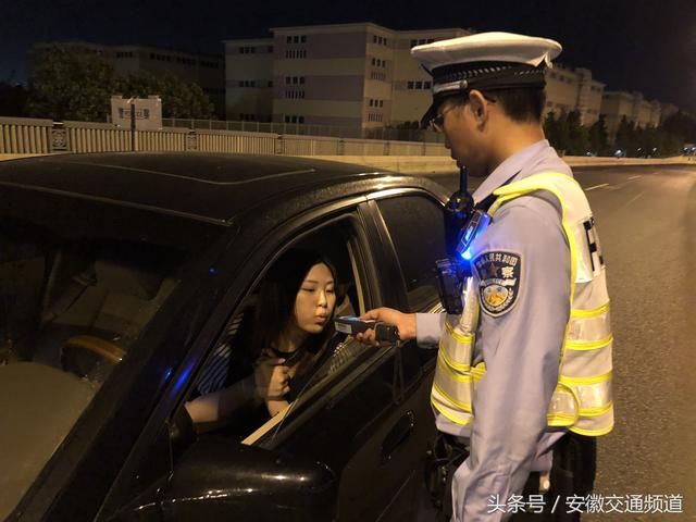 安徽记者赴沪 异地随警夜查酒驾违法行为 看上