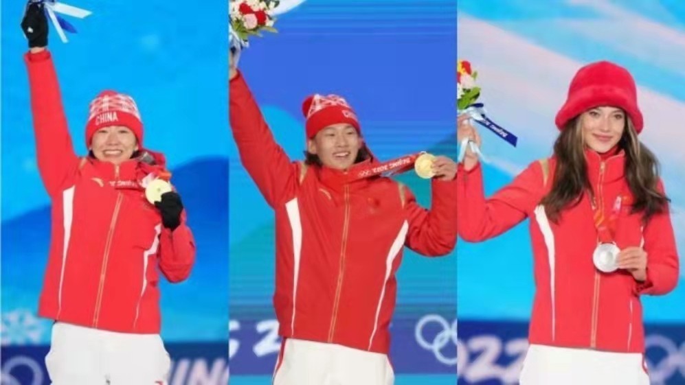 这是最美的中国红！元宵之夜，一轮圆月见证三面五星红旗升起