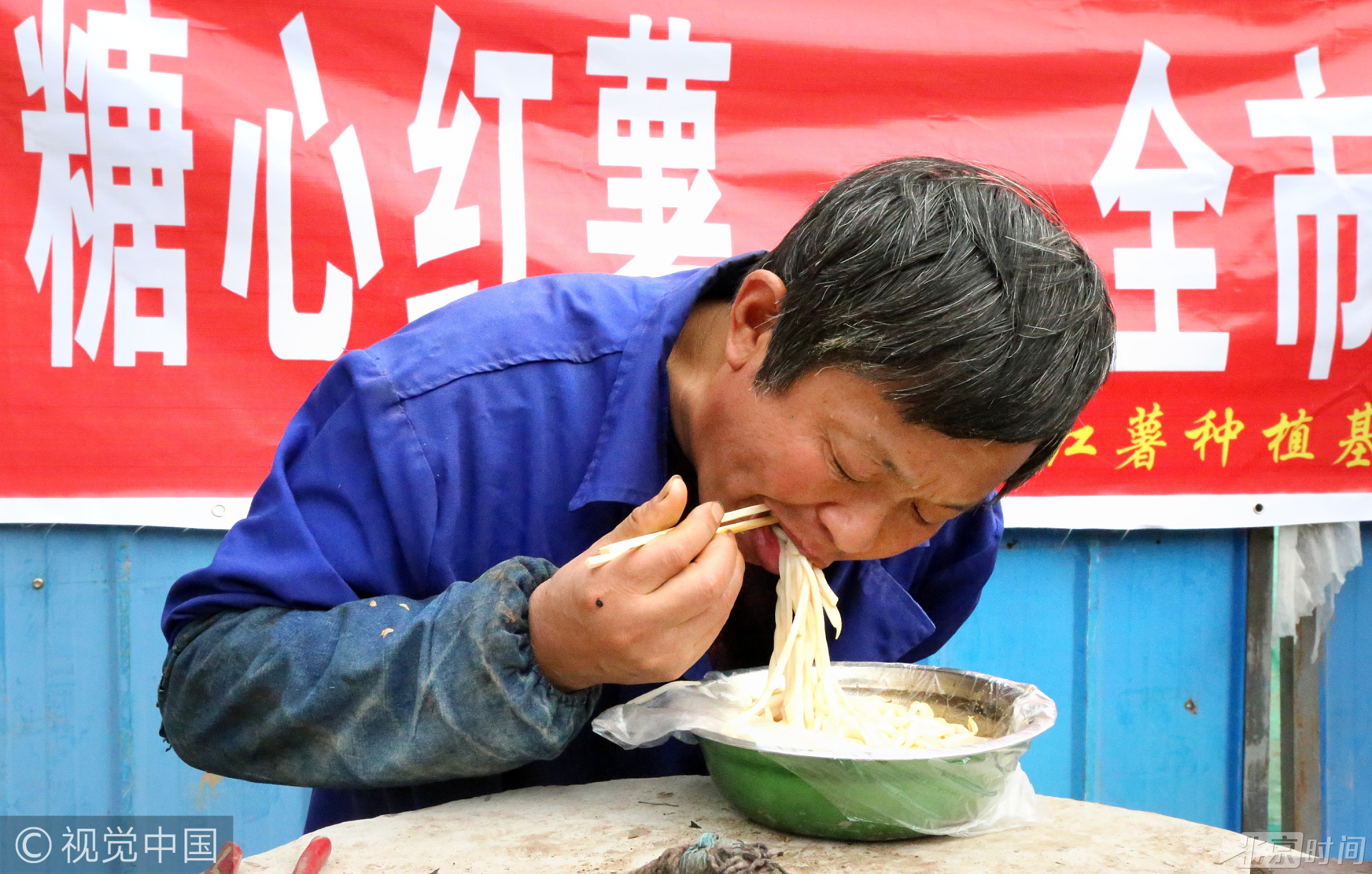 刘本生的老家在商丘。截至目前，他和妻子已经在外打拼了20多年，期间曾做过许多小买卖。“只要不怕苦，不怕累，就能努力赚钱过上好日子。”