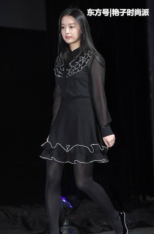 金智媛出席活动,全黑服装估计大妈都不会穿,巨