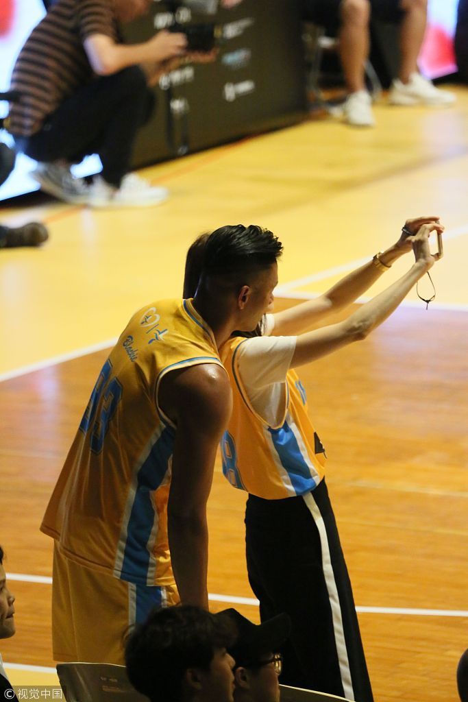 范玮琪与老公黑人场边亲密自拍。