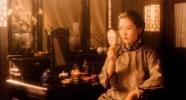 5岁父母离异,29岁搭档巩俐,和初恋相守35年,这