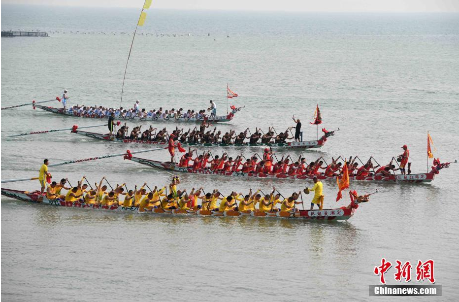 5月27日，连江县筱埕镇定海村村民在海上进行龙舟比赛。当日，福建省连江县筱埕村和定海村举行海上赛龙舟活动。据了解，当地在明朝万历年间就有了海上赛龙舟的传统，至今这个习俗已经保持了四百年，已经成为当地独特的风景。 张斌 摄