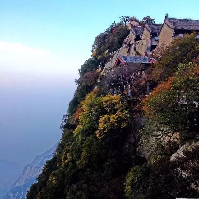 上到"青柯坪",山路便开始蜿蜒蛇行.