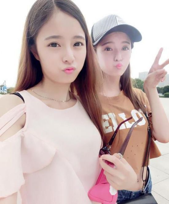 微圆的脸，大大的眼睛，萌萌的眼神，俘虏了众多宅男的心。