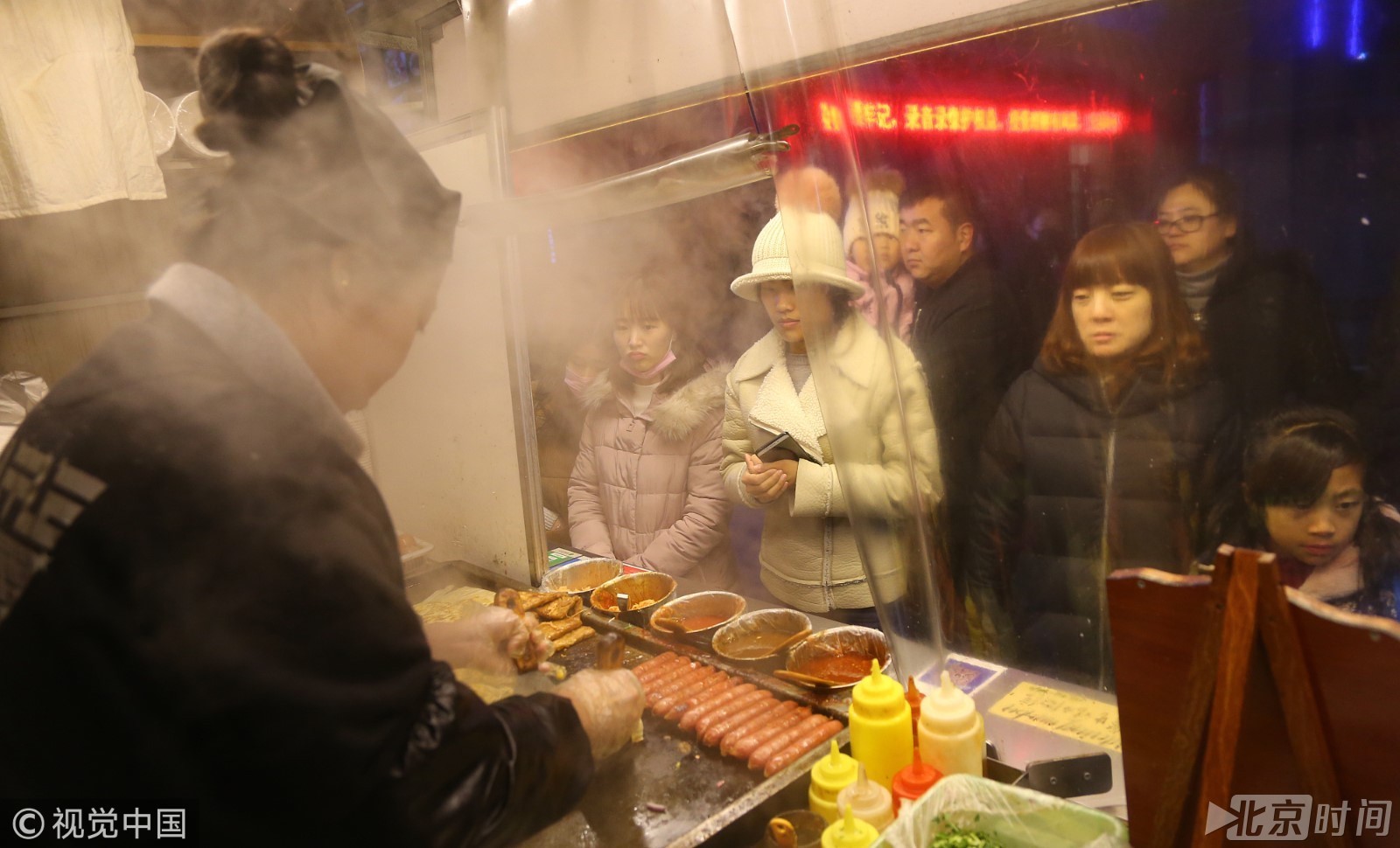 名校毕业放弃过万高薪工作 90后女孩路边烤冷