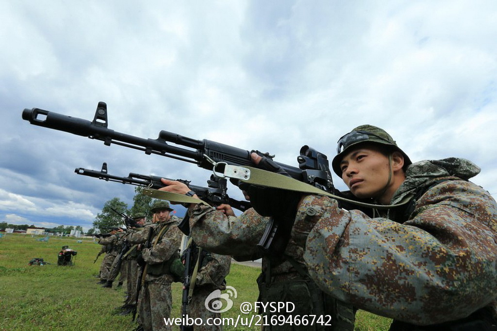 解放军一身俄式装备特别显眼。